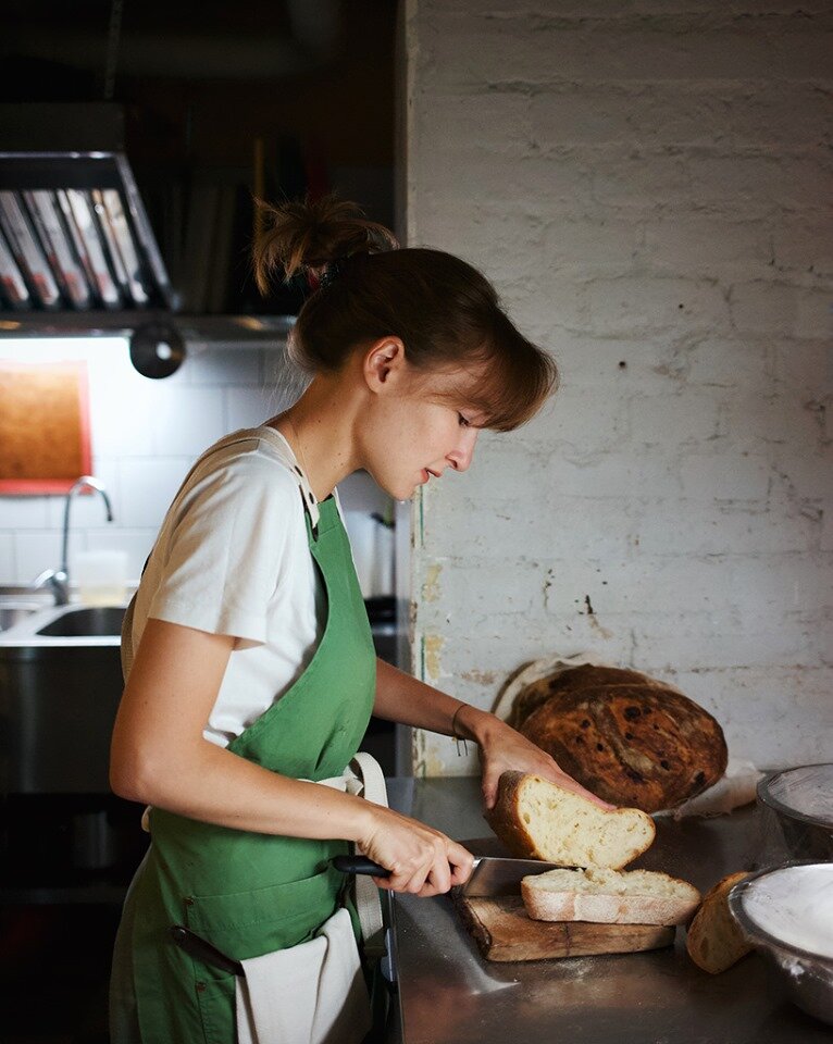 Женщина печет хлеб. Ушастая девушка печет пироги. Женщине печет чапати.