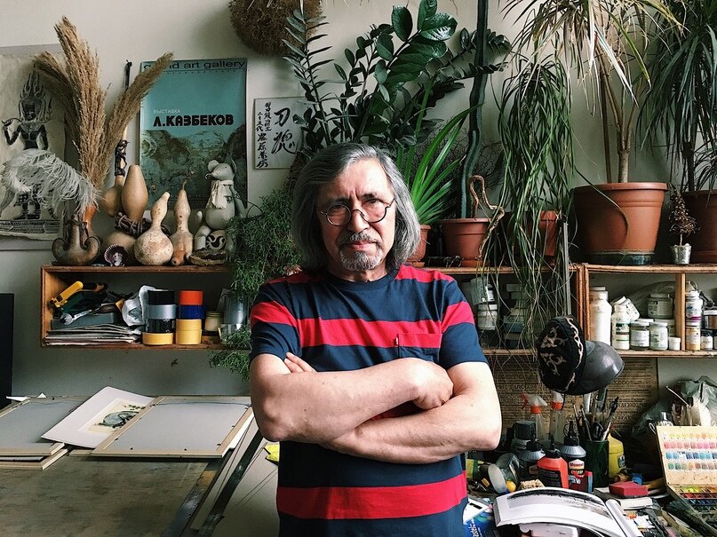                                                         Латиф Казбеков в своей мастерской