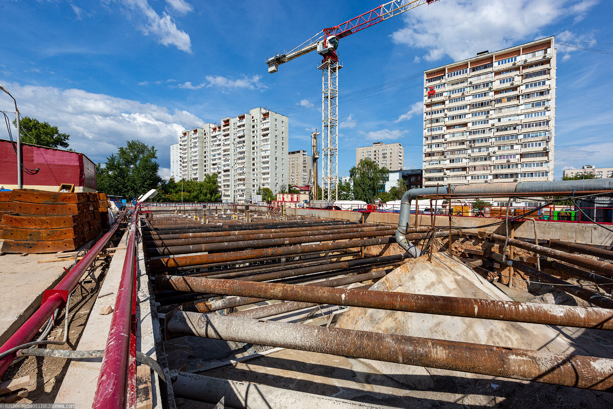  1. Будущий вестибюль станции. Впервые за долгое время наклонный ход  будет приводить на уровень земли, так как тут будет сооружен наземный  вестибюль. Интересно, будет ли на этой станции эскалатор длиннее, чем на  станции «Парк Победы». Она хоть и считается сейчас самой глубокой, но  там наклонный ход приводит в подземный вестибюль, плюс еще есть малый  наклон. А на станции «Шереметьевская» несмотря на то, что она  расположена на чуть меньшей глубине, наклон приводит сразу на  поверхность, хотя и начинается не от уровня платформы, а выше. В общем,  надо считать.

