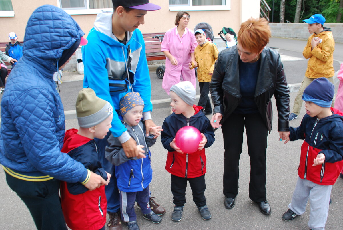 Малыши играют в мяч, а ребята постарше контролируют ситуацию