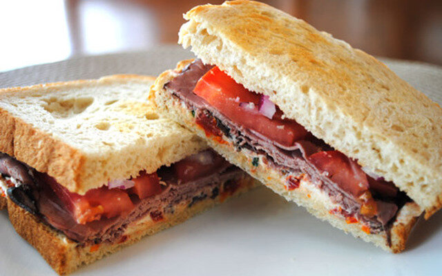 Бутерброды с вяленым мясом и помидорами – когда утром нет времени готовить себе полноценный завтрак, можно сделать бутерброды на скорую руку.-2