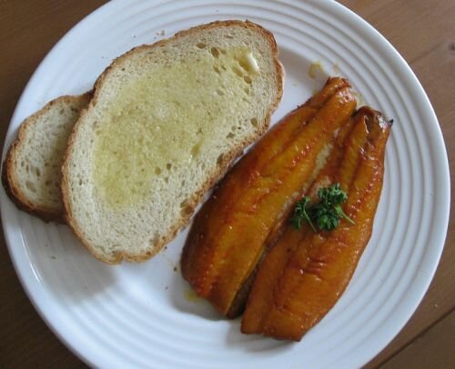 Завтрак с копчёной селёдкой.