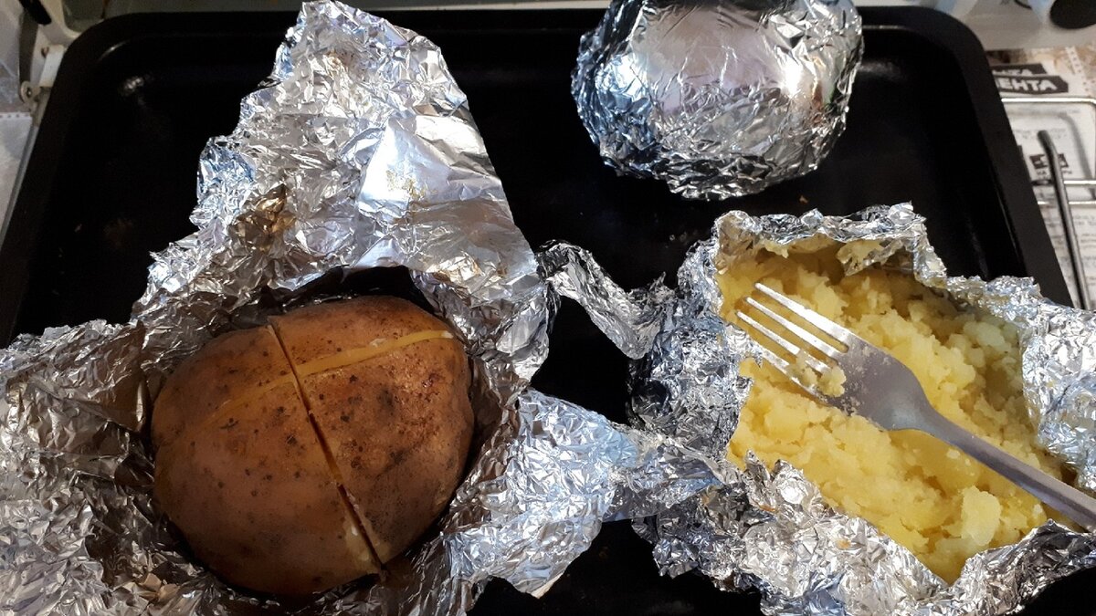 Если делаете в первый раз, картофель можно очистить от мундира и размять в фольге