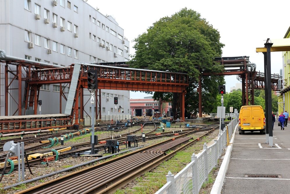 2. Строительство депо началось весной 1932 года с сооружения железнодорожной ветви (впоследствии гейта), который соединял стройплощадку с Ярославским направлением железной дороги для последующей доставки в электродепо вагонов с Мытищинского машиностроительного завода (ныне - "Метровагонмаш"). 

Во время строительства эта ветвь использовалась для подвоза стройматериалов, а после строительства стала первым и единственным на тот момент гейтом между метрополитеном и железной дорогой. Впоследствии этот гейт был разобран, сейчас в метрополитен вагоны поступают через депо "Сокол" и депо "Печатники", также был построен гейт в новом депо "Солнцево".