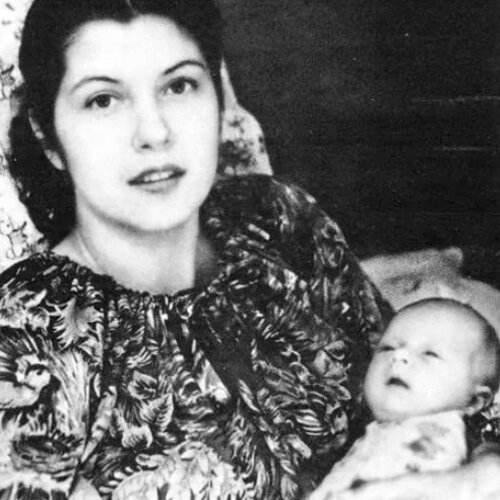 Вера Сотникова с новорожденным сыном