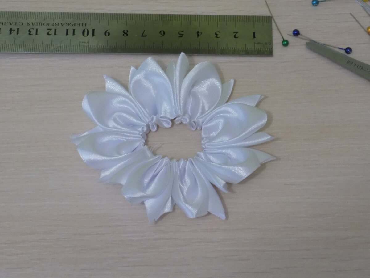 Канзаши ПЫШНЫЕ белые БАНТЫ на 1 сентября в школу МК DIY Kanzashi flower tutorial Laços de fita