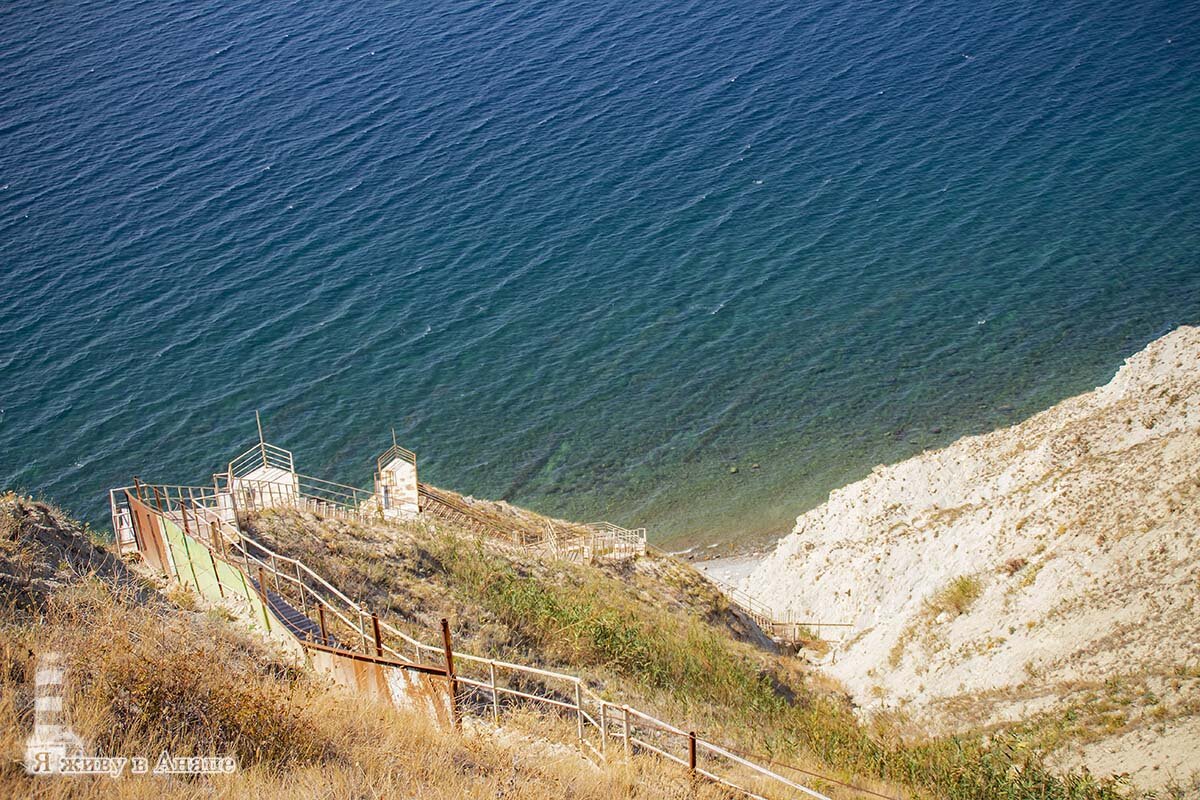 Спуск к морю. Супсех Анапа 800 ступенек. 800 Ступеней в Анапе. Лысая гора Анапа 800 ступеней. Пляж 800 ступеней Анапа.