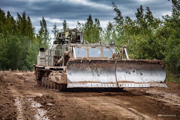 Встретил в лесу инженерный танк БАТ-2 и узнал про него много нового ?⚙️?