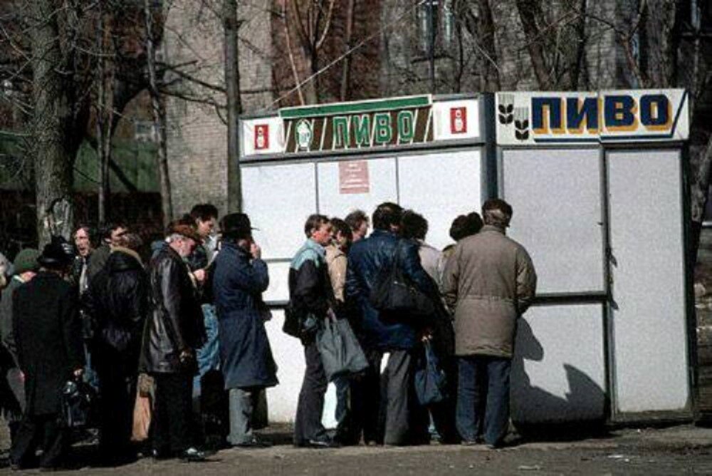 Как проходит без. Пивной ларек. Советские пивные ларьки. Очередь в пивной ларек СССР. Очередь в ларек