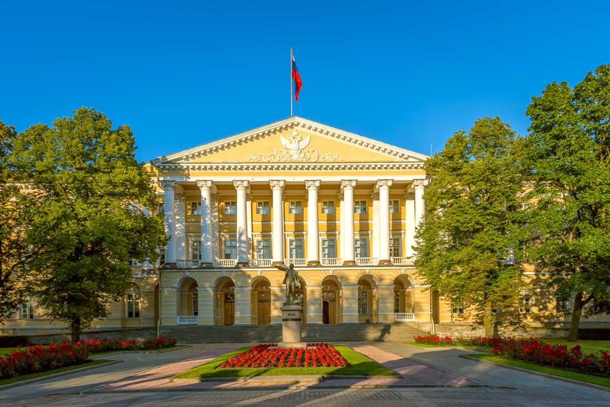 Политический петербург. Смольный институт благородных девиц в Санкт-Петербурге. Здание Смольного института благородных девиц в Санкт-Петербурге. Здание Смольного института благородных девиц. Смольный институт в Санкт-Петербурге Кваренги.