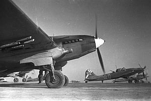 Советские самолеты-штурмовики Ил-2 вылетают на боевое задание под Сталинградом. Январь 1943 г