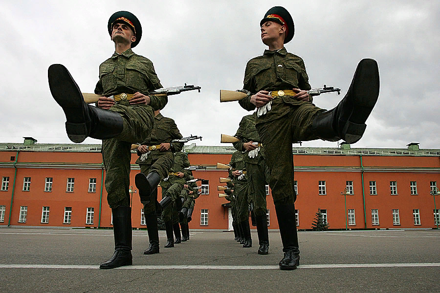 Военнослужащий под. Рота почетного караула Комендантский полк. Тренировка почетного караула. Тренировка роты почетного караула. Строевой шаг в армии.