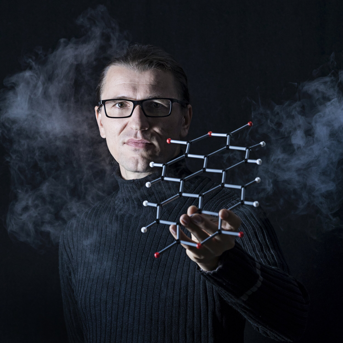 Доктор Кристиан Вагнер с моделью молекулы PTCDA, которая служит квантовой точкой