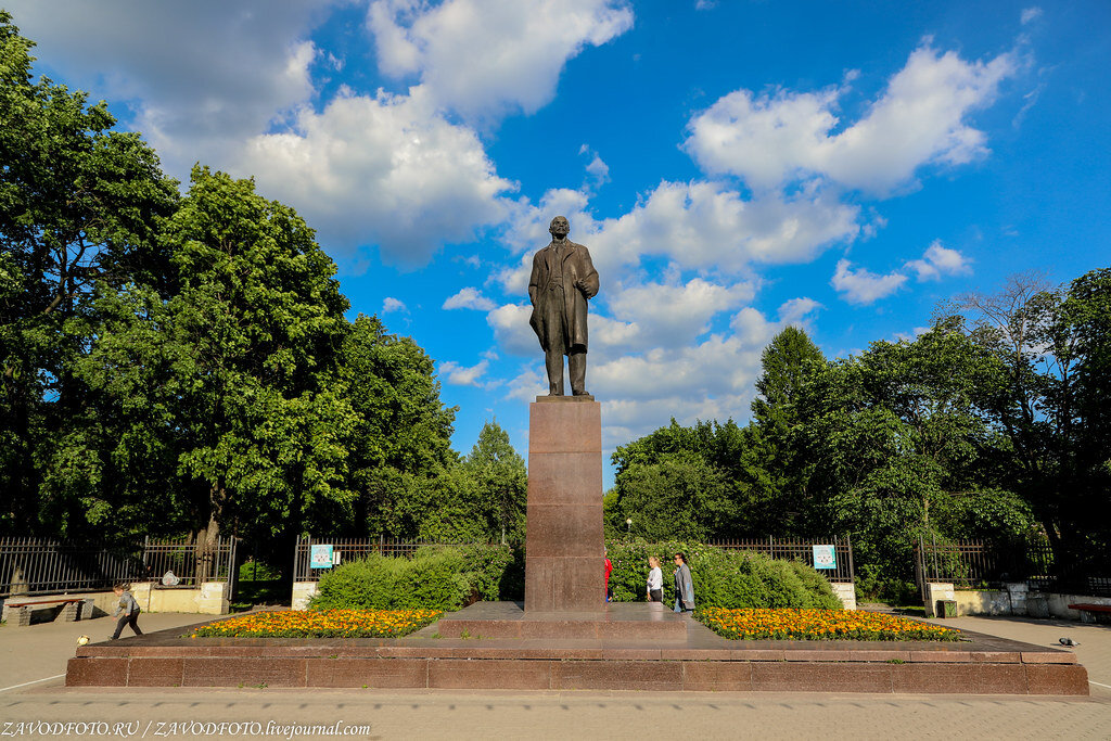 Скверы череповца. Комсомольский парк Череповец. Череповец памятники в парке комсомолец. Памятник в Комсомольском парке Череповец. Комсомольский парк Череповец памятник Ленину.