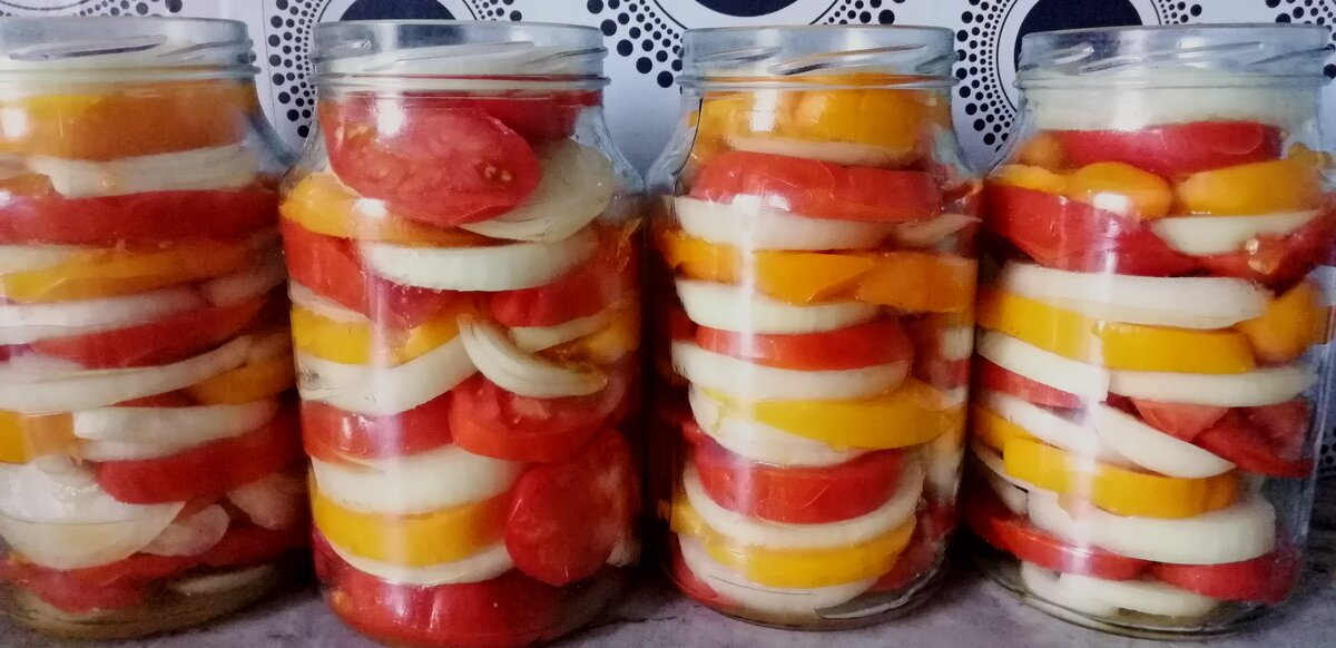 Из лука и помидор на зиму