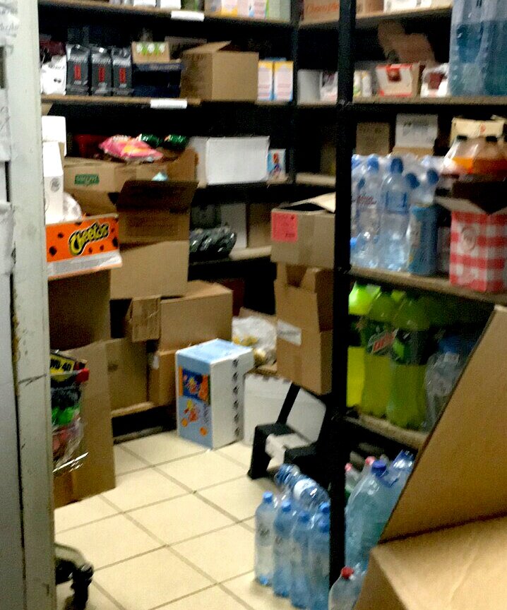 Товар должен быть не менее 20 см. от пола, а здесь...