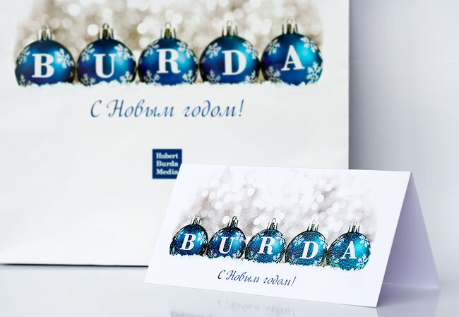 Синие шары покрыты глитерным лаком и празднично блестят