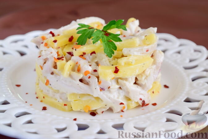 куриная грудка, кальмары, сыр твёрдый, майонез, соль, перец чёрный молотый, зелень петрушки, сушёный сладкий перец (для украшения)