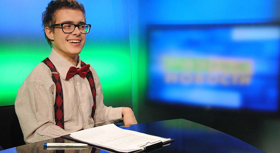 Женя Белоголовцев в студии телеканала "РазТВ". Фото: woman.ru