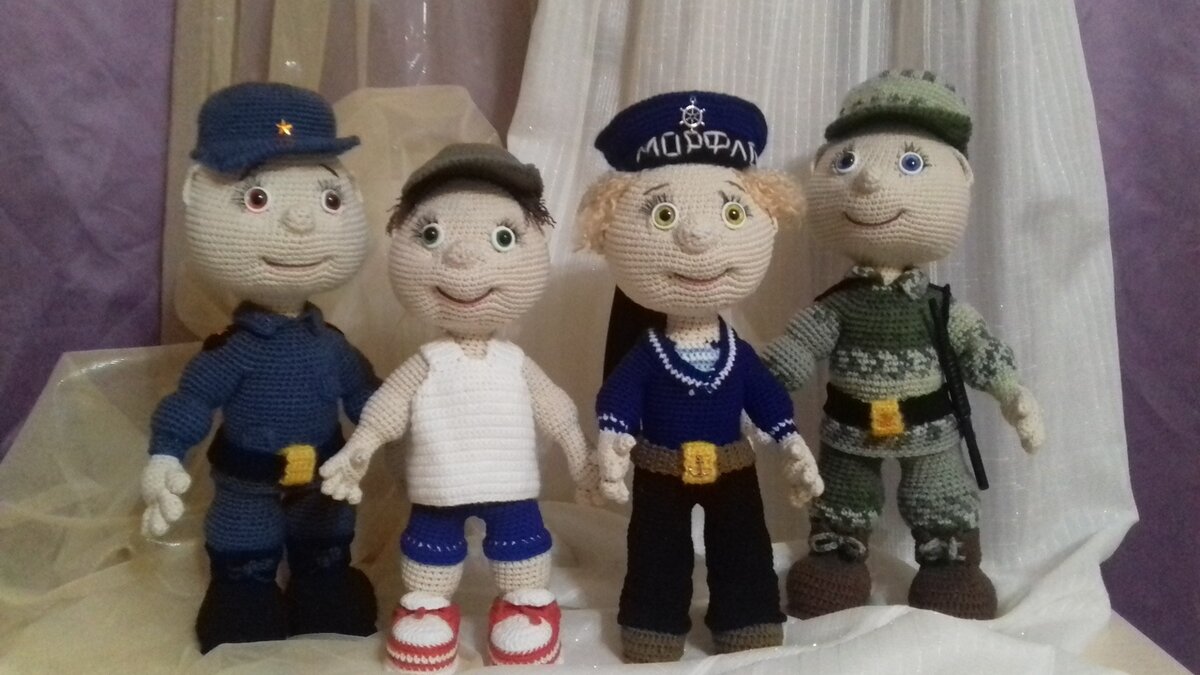 Вязанные каркасные мужчины разных профессий. 