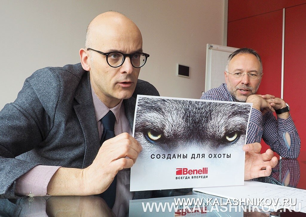 Коммерческий директор Benelli Лучо Порекка представляет новую рекламную стратегию компании, олицетворением которой стали выразительные глаза волка и фраза «Созданы для охоты»