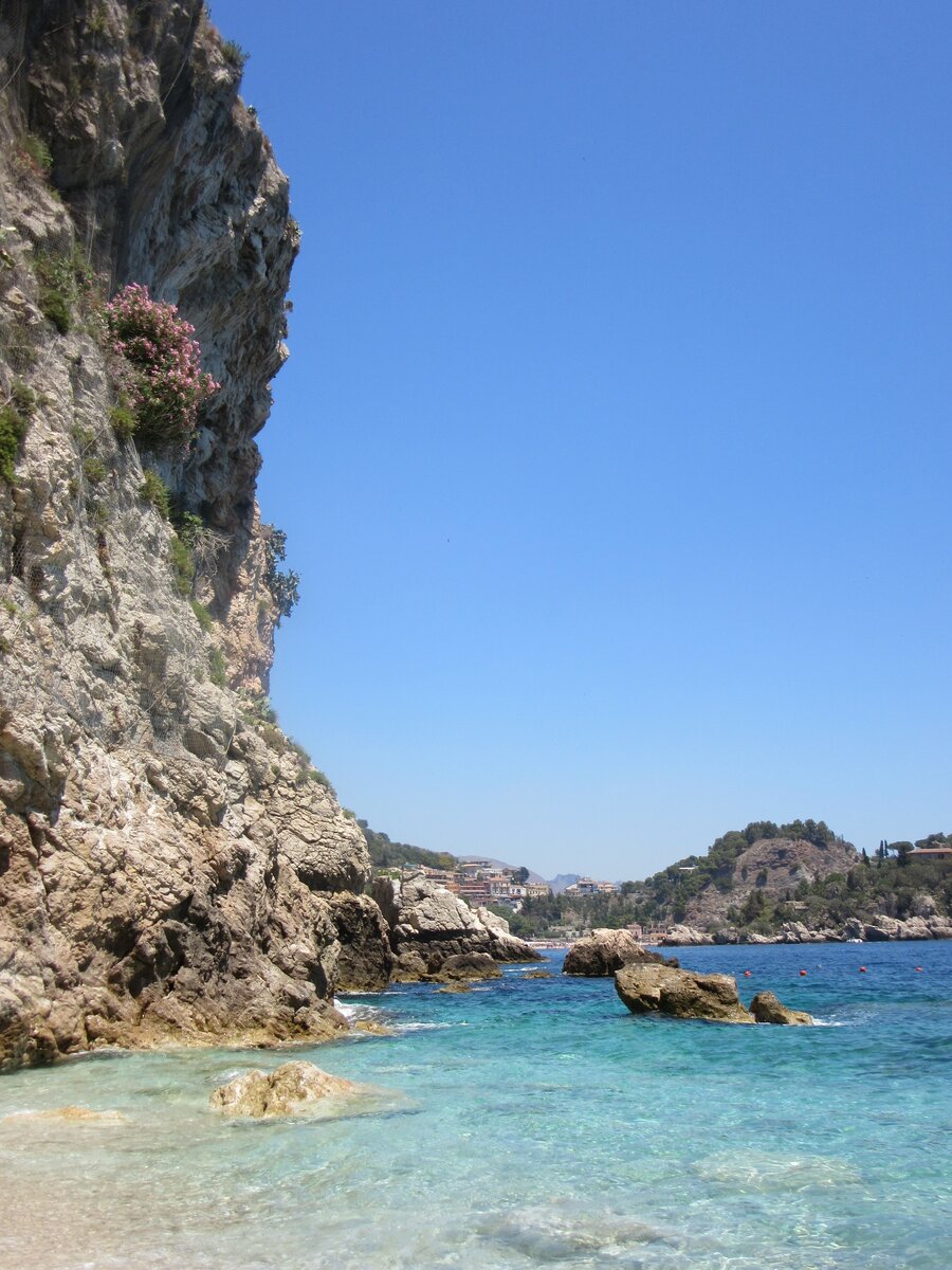 Живописный сицилийский пляж и вид на Таормину. Фото сделано автором.