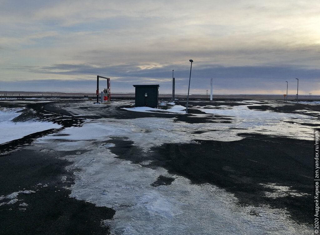 Автоматическая АЗС в Исландии посреди лавовых полей