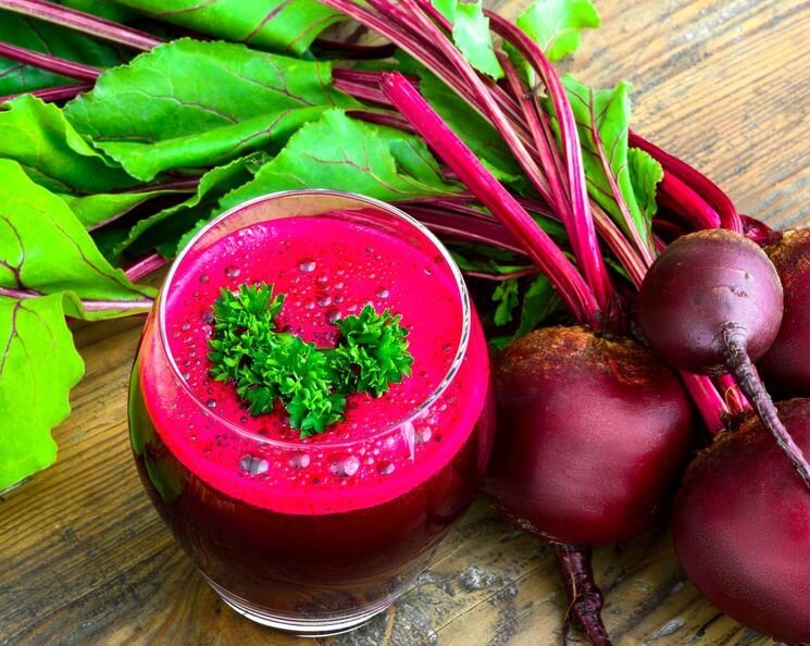 Данный корнеплод богат железом, кальцием и антиоксидантом бетаином — это растительный пигмент, придающий свекле характерный красный цвет. Бетаин улучшает структуру клеток и восстанавливает клетки печени (очистительного центра организма). Печень защищает нас от воздействия потребляемых токсинов, так что природная помощь очищающего овоща не будет лишней.
