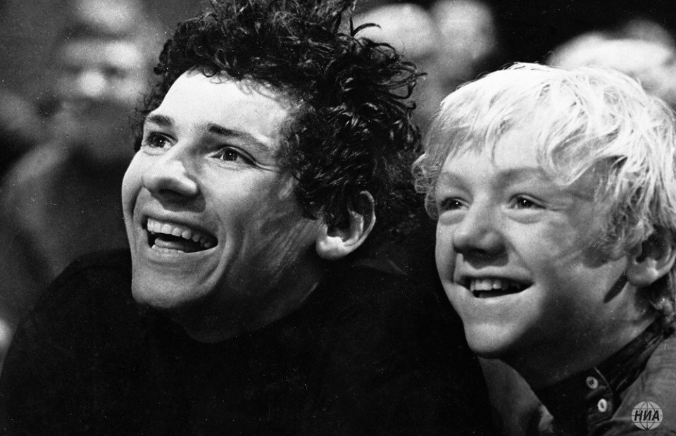 В фильме наряду с актерами снимались реальные беспризорники.