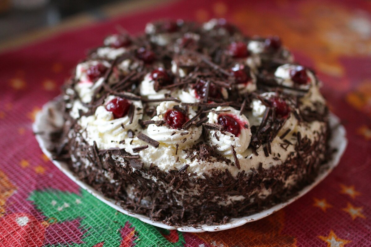 Торт "Черный лес" - настоящая феерия вкуса. По-другому этот десерт еще называют швардсвальдский торт или пьяная вишня. 