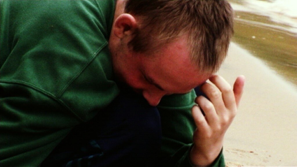 Мемы про разговор по телефону. Он тут рядом сидит. Он тут рядом сидит. Он тут рядом сидит. Говорит по телефону мем.