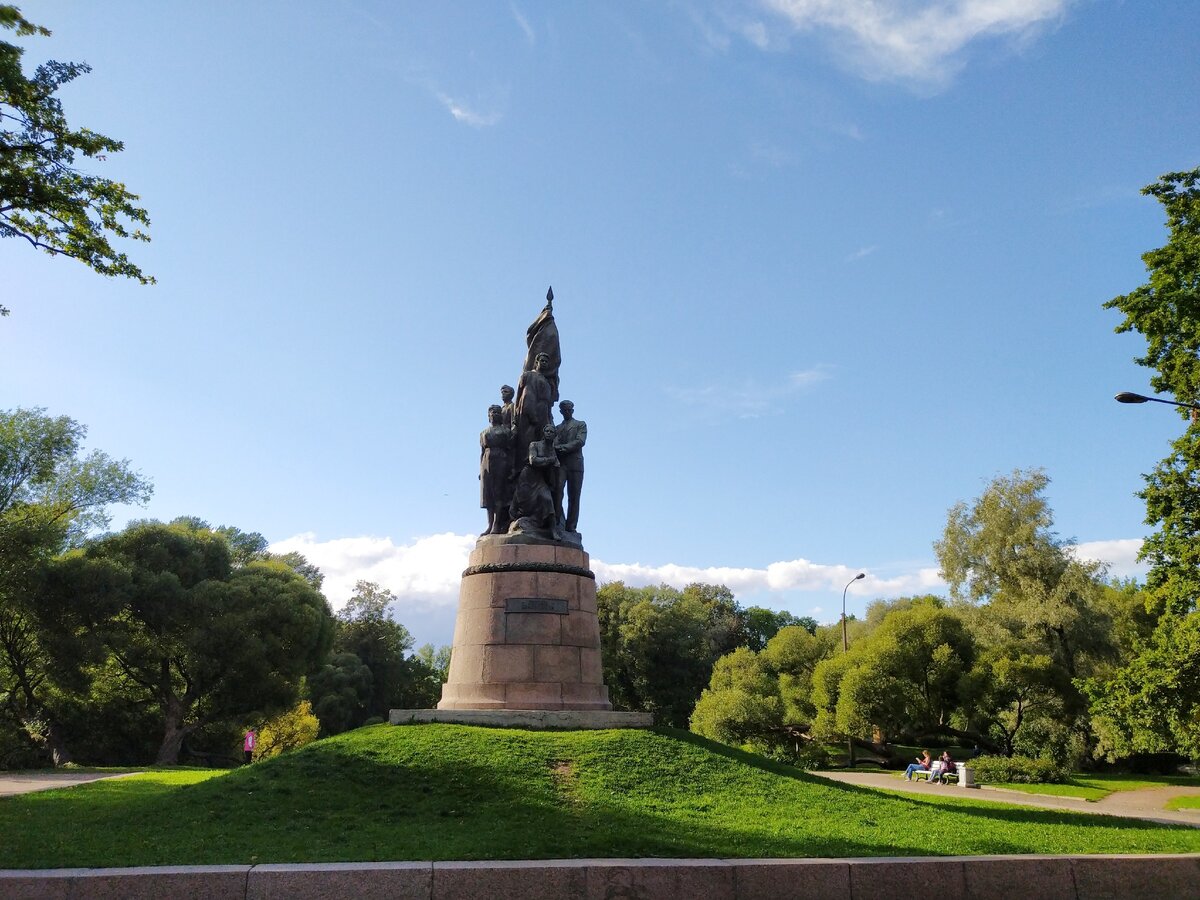 Памятник Героям Краснодона в Санкт-Петербурге