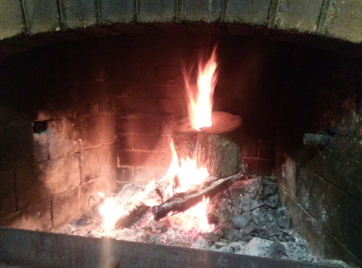 Очень зрелищно горело полено в камине! Не мог не запечатлеть.