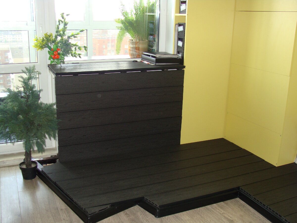 Пример угловой мебели с созданием рабочего места (фото 2) и расширение столешницы  за счет подоконника