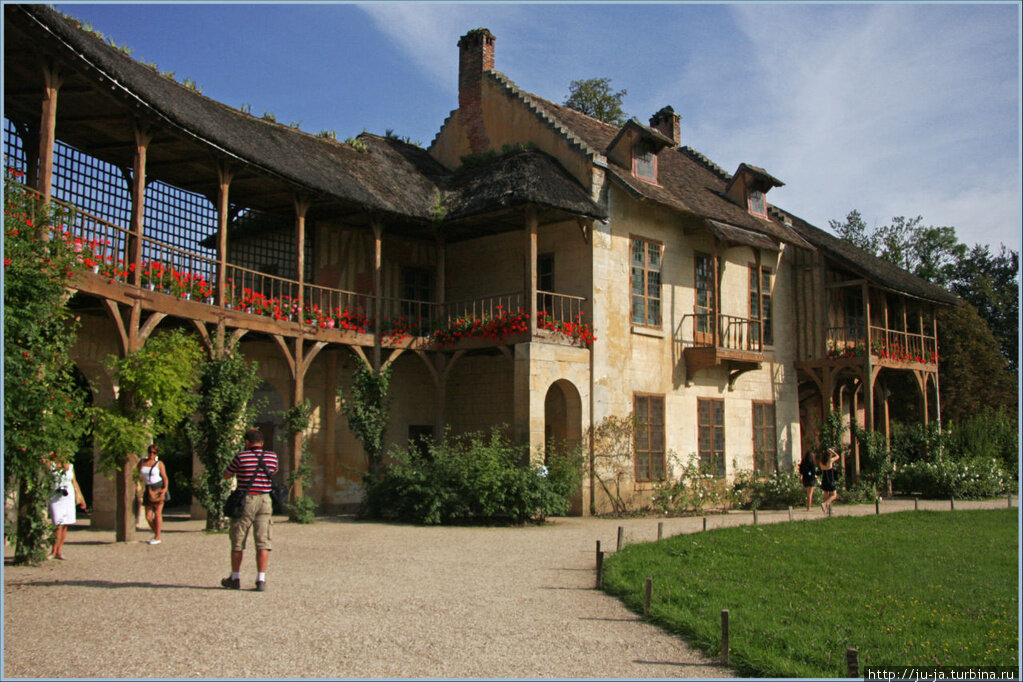 Hameau. сельский дом бельгия. деревня королевы марии-антуанетты версаль. любарс. ренн (город во франции).
