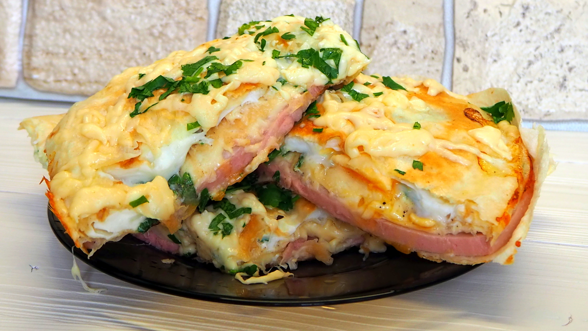 Лаваш с яйцом сыром и помидорами. Яичница с сыром в лаваше. Лаваш с колбасой и сыром на сковороде в яйце. Яичница в лаваше с колбасой и сыром. Быстрый завтрак из лаваша на сковороде с колбасой и сыром и яйцом