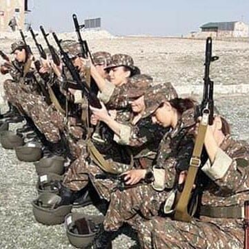 Армянки учатся бить врага