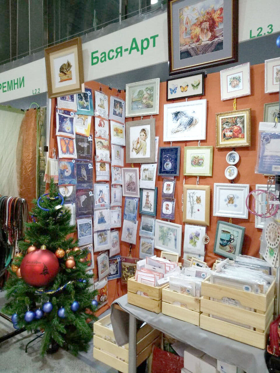 Фото с выставки 2019 года. Тогда огромный красный шар, которого мы назвали Геннадием, просто взорвал рукодельный инстаграм! Фото автора.