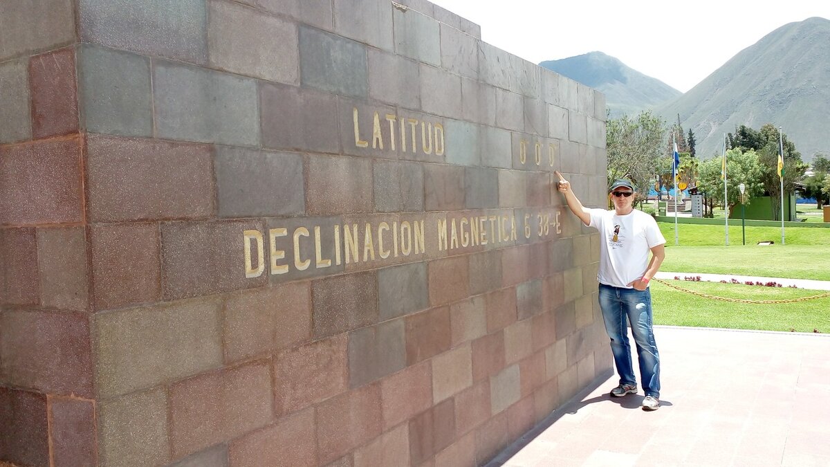 Основание башни с глобусом. Нулевая широта. Кито. Эквадор