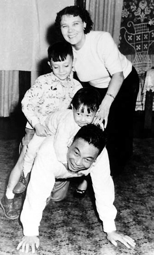 Цзян Цзинго и Фаина с двумя старшими детьми