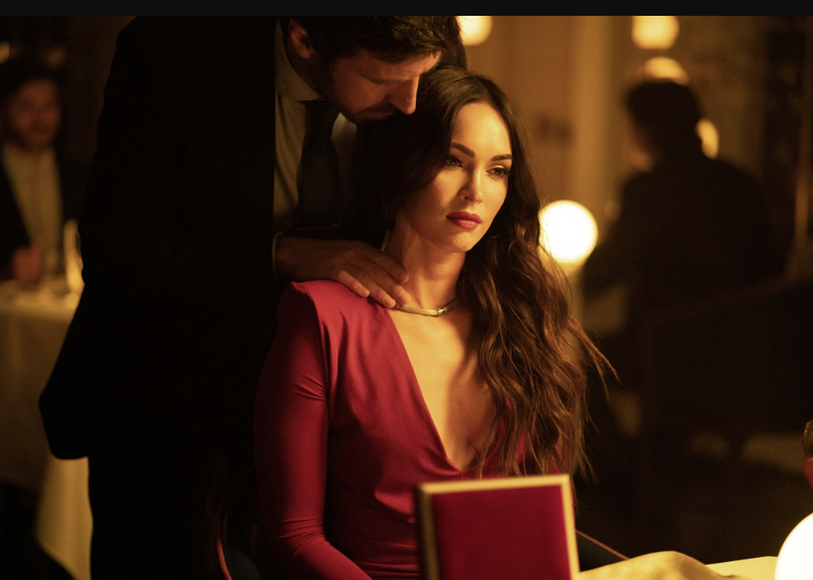 Мэган красивая и яркая женщина, поэтому в фильмах и обычной жизни она одевается довольно сдержанно, не носит яркие аксессуары, наверное. чтобы ничего не отвлекало от красоты ее лица. 