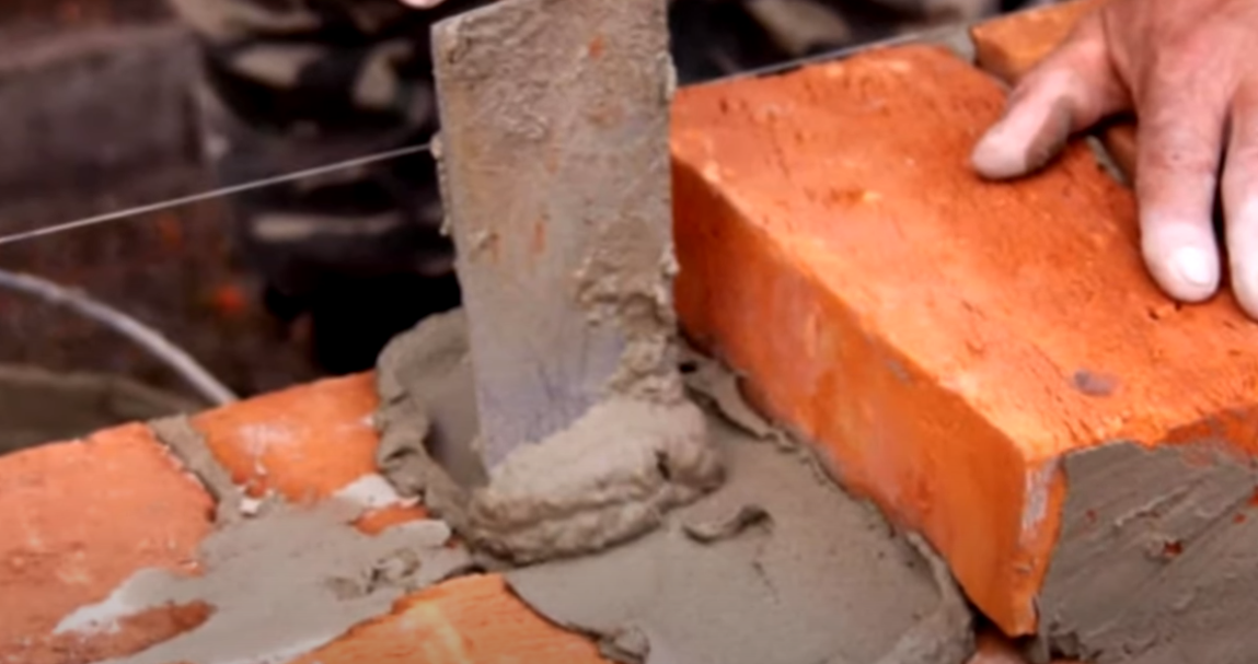 Кладка кирпича.