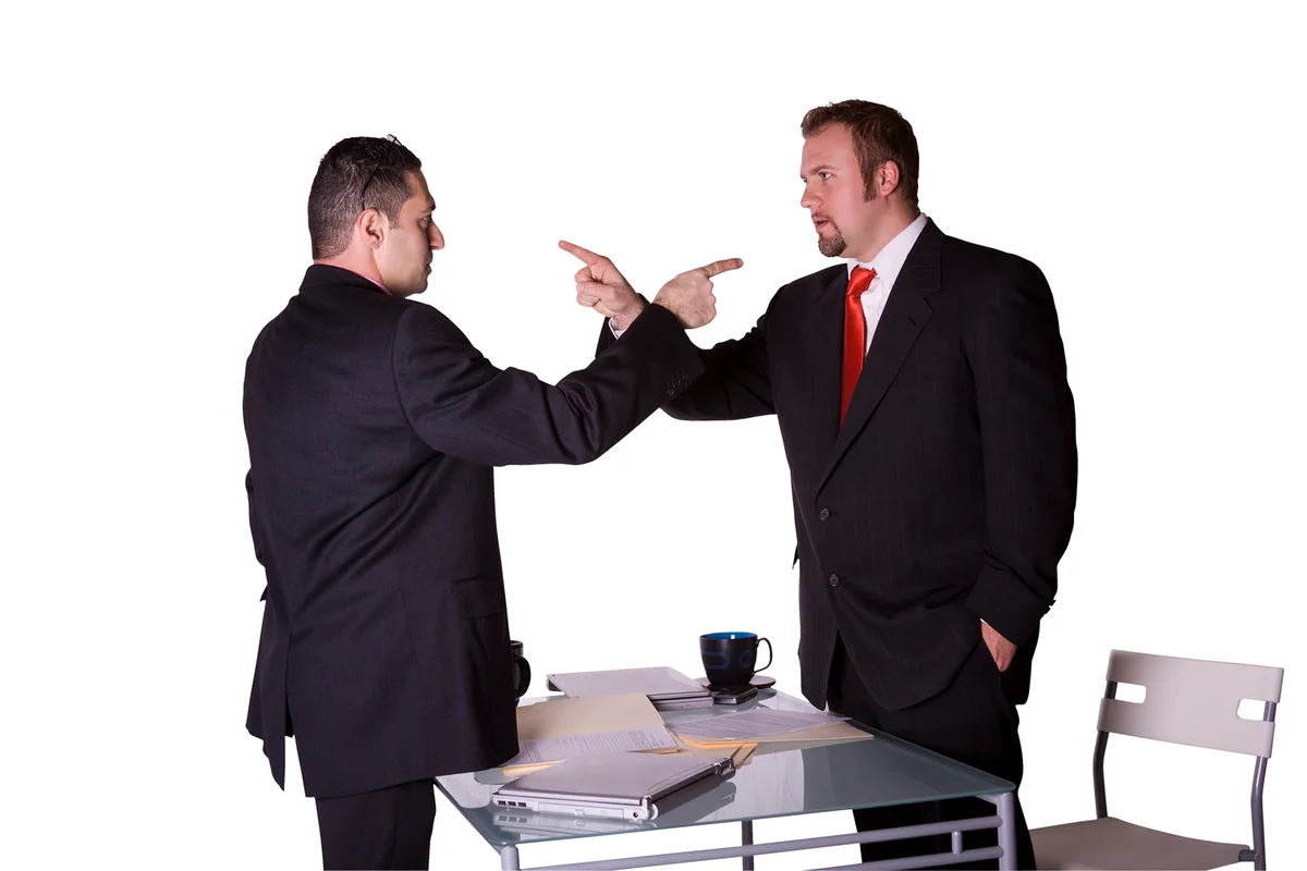 Бизнесмены ругаются. Спорят за столом. Агрессивный клиент. Корпоративный конфликт.