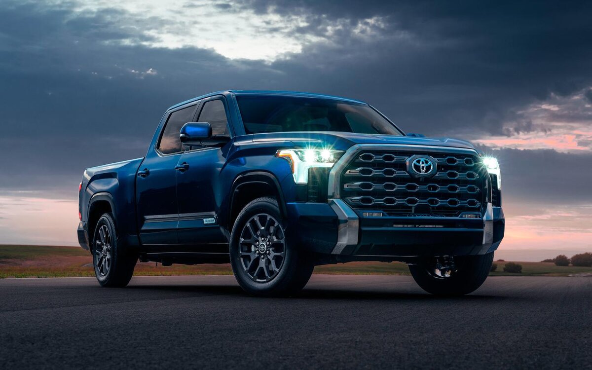 Toyota Tundra с автомобилем в пикапе