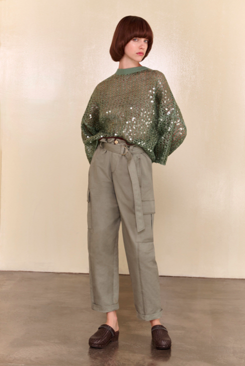 Кофта гармонично сочетается с широкими брюками с накладными карманами. За счет присутствия блеска кофты, образ не выглядит скучным, несмотря на достаточно бледные тона схожей цветовой гаммы. Обратите внимание, как цвет обуви и отделка верхней части брюк повторяет тон цвета волос модели