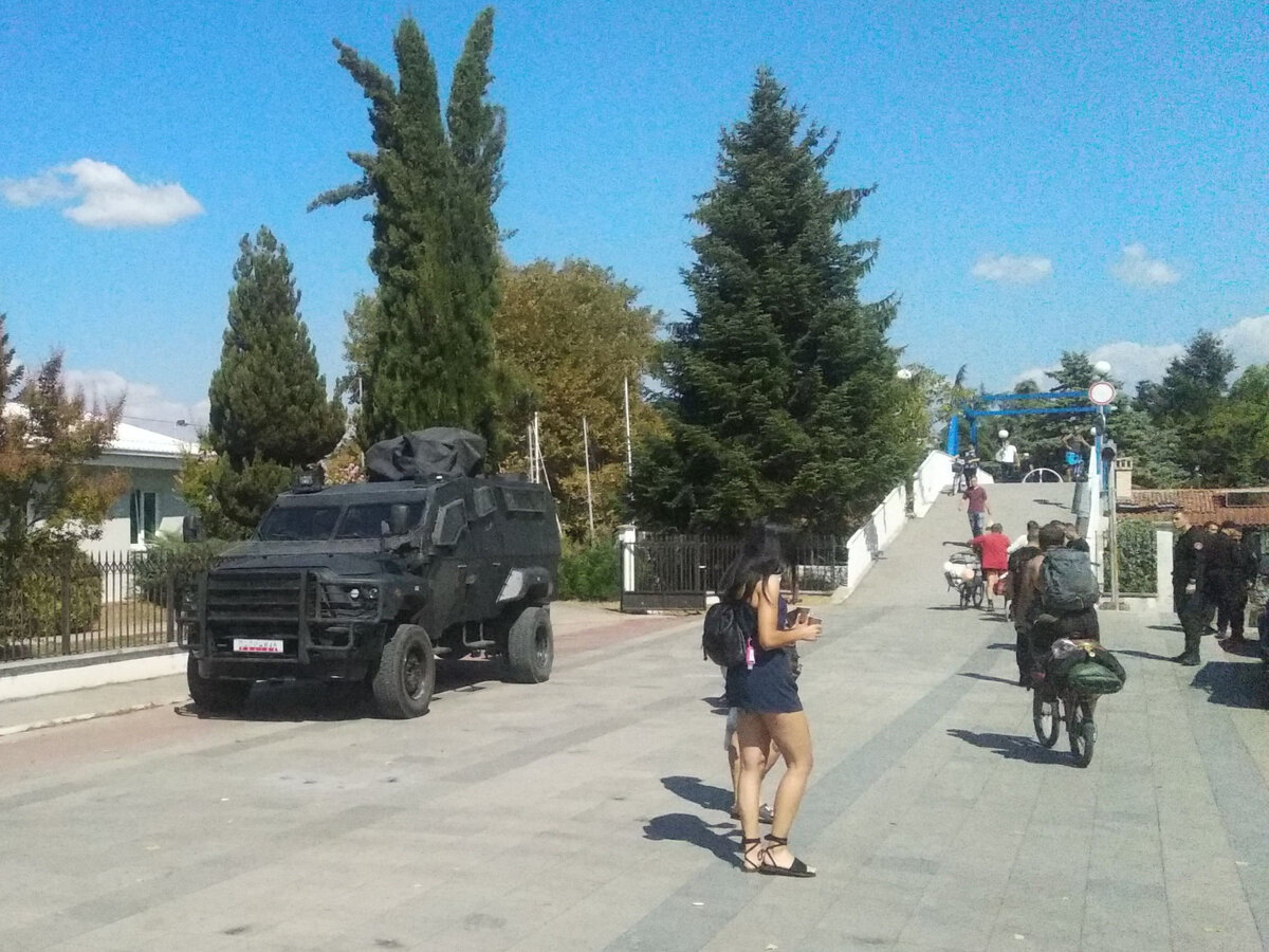 Это не про короткие юбки, а про Суровый Полицейский Броневик