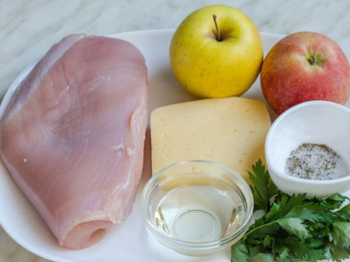 Продукты (на 4 порции):
Филе индейки – 500-600 г. 
Яблоки – 200-250 г. 
Сыр твёрдый – 140 г. 
Петрушка свежая – 5-7 веточек. 
Масло растительное – 20 мл. 
Соль – по вкусу. 
Перец чёрный молотый – по вкусу.
