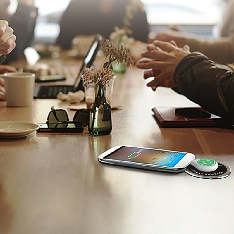 Положите телефон на стол. Беспроводная зарядка в кафе. Смартфон на столе. Смартфон на столике в кафе. Столик для телефона.