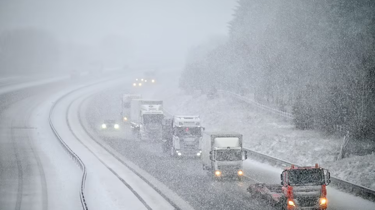 Транспортные средства движутся по трассе M74 между Абингтоном и саммитом Битток в Шотландии.