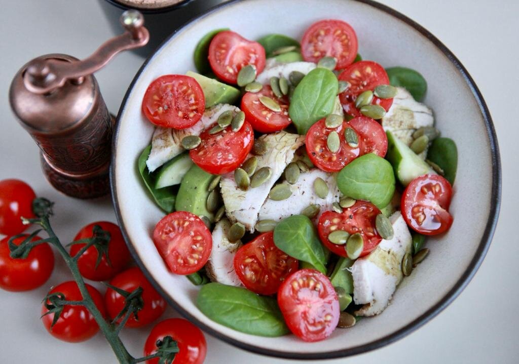 Классная идея от Даши Третьяковой: салат с той самой грудкой индейки из прошлой серии, авокадо, огурцами, томатами, шпинатом и тыквенным маслом. Квинтэссенция полезностей - и скажите, что невкусно!